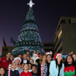 Cientos de familias llegaron a encender el tradicional árbol navideño en Villa Alemana